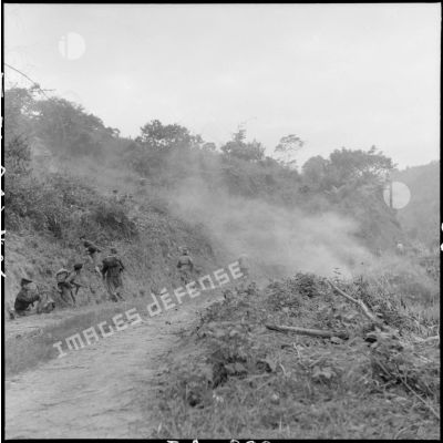 Soldats indochinois en mouvement au cours d'un accrochage sur la RP 41 en pays Thaï.
