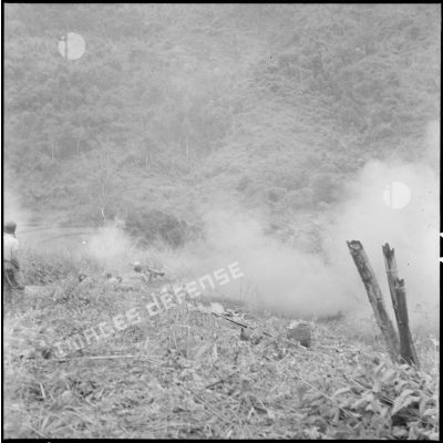 Au cours d'un accrochage sur la RP 41 (route provinciale 41), un canon de 57 mm sans recul ouvre le feu sur les positions ennemies dans un grand nuage de poussière.