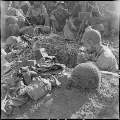 Le sergent-chef Zanou en liaison radio dans son trou individuel lors d'une opération en pays Thaï.