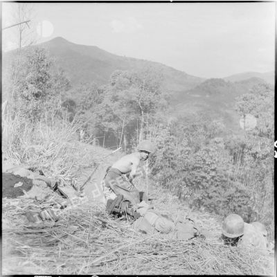 Position du 2e BPC (bataillon de parachutistes coloniaux) sur une crête de montagne lors d'un opération en pays Thaï.