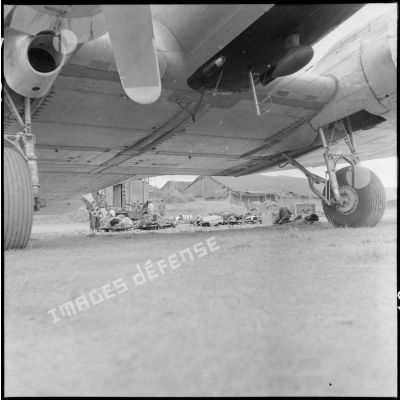Sur le terrain d'aviation du camp retranché de Na San, plusieurs blessés allongés sur des brancards vont être embarqués à bord d'un avion DC-3.