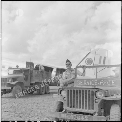 A bord d'une jeep, le capitaine Henri Claisse, assurant le service de piste et la régulation du terrain d'aviation du camp retranché de Na San.