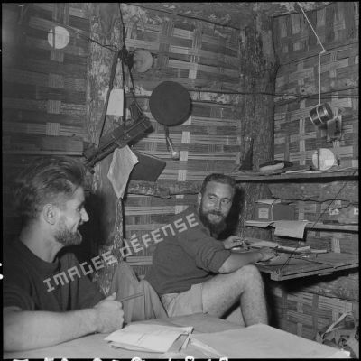 Le sergent-chef Bonato et le sergent Caron écrivant du courrier dans un abri souterrain du camp retranché de Na San.