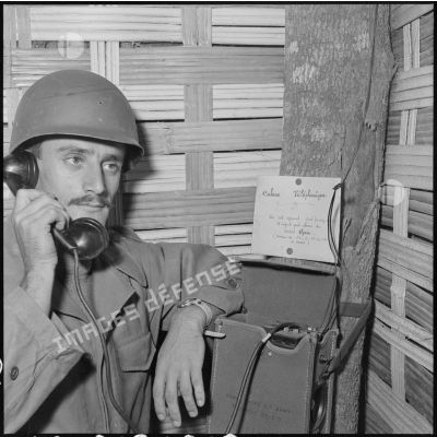 Le sergent Louis Lavie utilise la cabine téléphonique souterraine du camp retranché de Na San.