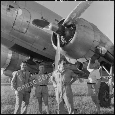 Equipage d'un avion DC-3 sur la piste d'aviation du camp retranché de Na San.