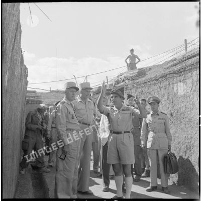 Le colonel Gilles fait visiter les installations du camp retranché de Na San à Bao Daï et aux généraux Salan et de Linarès.
