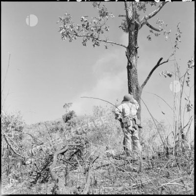Un parachutiste observe le piton pilonné par l'artillerie et l'aviation, lors de la contre-attaque sur le PA 24 de Na San.
