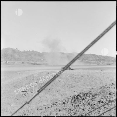 Explosion d'un obus de 120 mm Viêt-minh sur une piste de Na San.