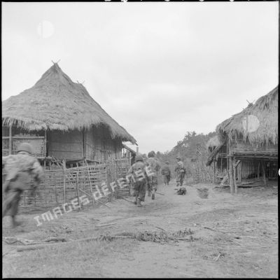 Progression des soldats du 3e BPC (bataillon de parachutistes coloniaux) lors d'une reconnaissance à l'extérieur du camp retranché de Na San.