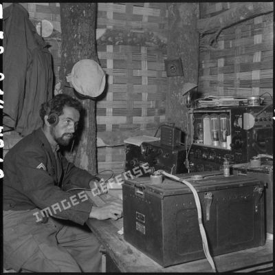 Le sergent Jean Poirier, opérateur radio, dans un des bureaux souterrains du camp retranché de Na San.