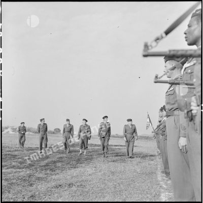 Revue des troupes et des blindés du RBCEO (Régiment blindé colonial d'Extrême-Orient) par le général Dodelier, commandant le secteur de la rivière Noire.