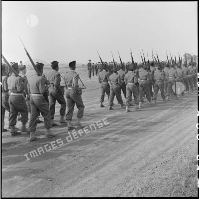 Défilé des troupes lors de l'anniversaire du RBCEO (Régiment blindé colonial d'Extrême-Orient).