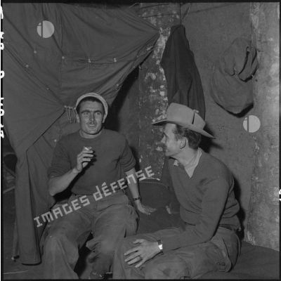 Conversation entre des soldats dans une chambrée au poste de Co Noï.