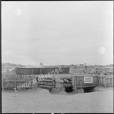 Vue des installations du camp retranché de Na San, avec l'entrée du bureau souterrain des officiers de ravitaillement.