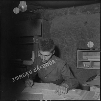 Portrait du caporal Gérard Marion, comptable du GEO 4 (groupe d'exploitation opérationnel 4) dans un bureau souterrain du camp de Na San.