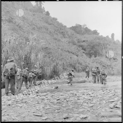 Passage d'un gué par la 1re compagnie du II/1er RTM (2e bataillon du 1er régiment de tirailleurs marocains) sur la piste de Tsin Ho au cours d'une opération au nord de Laï Chau.