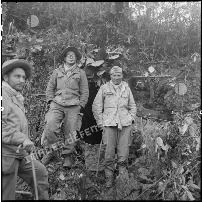 Posant devant un trou de rocher où il a établi son PC au cours d'une opération au nord de Laï Chau, le commandant Colonnier du II/1er RTM.