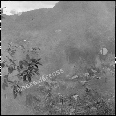 Parachutage de ravitaillement et de munitions au-dessus de la position du II/1er RTM au cours d'une opération au nord de Laï Chau.