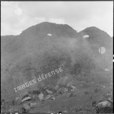 Parachutage de ravitaillement et de munitions au-dessus de la position du II/1er RTM au cours d'une opération au nord de Laï Chau.