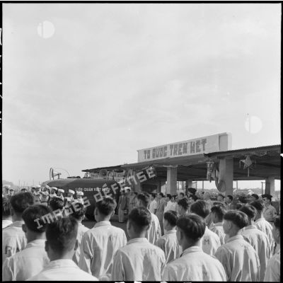 Au camp de Haiduong, le jour de la libération d'un groupe de PIM (prisonniers et internés militaires), les prisonniers sont rassemblés dans la cour principale.