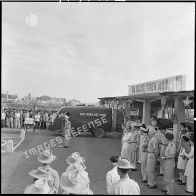 Allocution d'un militaire vietnamien au cours d'une cérémonie pour la libération d'un groupe de PIM (prisonniers et internés militaires) au camp de Haiduong.