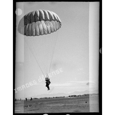 Parachutage d'éléments du 2/1 RCP (2e bataillon du 1er régiment de chasseurs parachutistes) lors d'une manoeuvre à Tong.