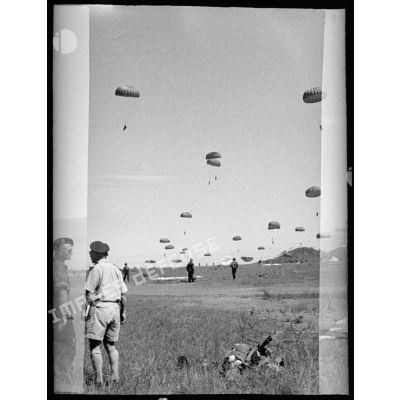 Largage de parachutistes 2/1 RCP (2e bataillon du 1er régiment de chasseurs parachutistes) au cours d'une manoeuvre à Tong, en présence de l'état-major du GAP 1.