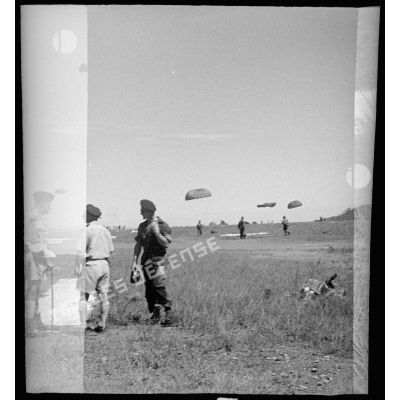 Largage de parachutistes 2/1 RCP (2e bataillon du 1er régiment de chasseurs parachutistes) au cours d'une manoeuvre à Tong, en présence . Au premier plan à gauche, le colonel Ducourneau commandant les TAPN (Troupes parachutistes aéroportées du Nord).