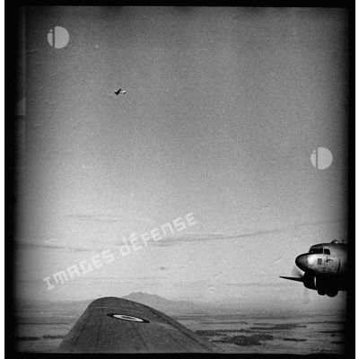 Avions Douglas C-47 en formation au cours d'une manoeuvre de saut avec le 2/1 RCP (2e bataillon du 1er régiment de chasseurs parachutistes).