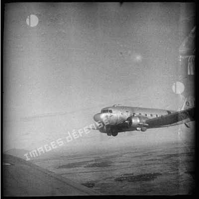 Avion Douglas C-47 transportant des parachutistes du 2/1 RCP (2e bataillon du 1er régiment de chasseurs parachutistes) lors d'une manoeuvre au-dessus de Tong.