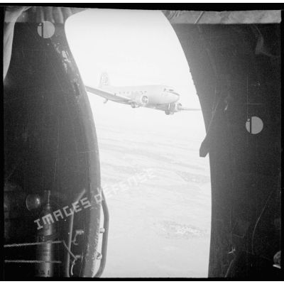 Avions Douglas C-47 en formation au cours d'une manoeuvre de saut avec le 2/1 RCP (2e bataillon du 1er régiment de chasseurs parachutistes).