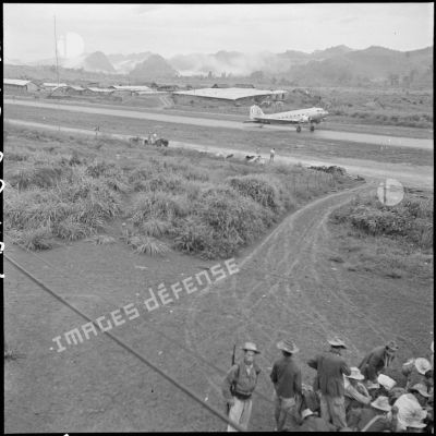 Atterrissage d'un avion Dakota sur la piste du camp retranché de Na San.