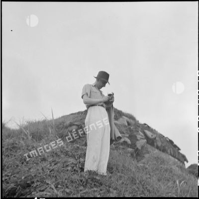 Homme sur le flanc d'une colline lors de l''évacuation du camp retranché de Na San.