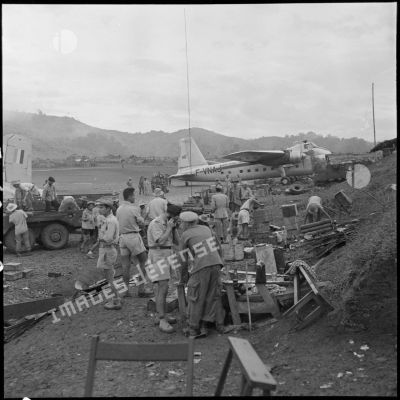 Transit d'hommes et de matériel en bordure du terrain d'aviation du camp retranché de Na San au cours de son évacuation.