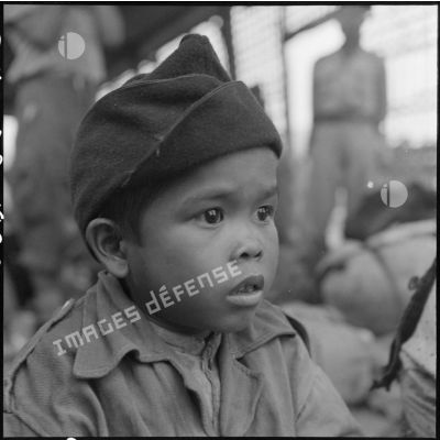 Portrait d'un petit garçon Thaï attendant avec sa famille, son évacuation du camp retranché de Na San.