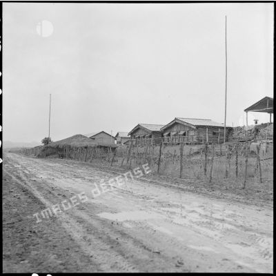 En bordure de piste du camp de Na San, les bâtiments du poste de commandement et la popote du général Gilles.