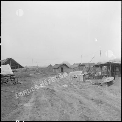 Cantonnements du camp retranché de Na San abandonnés avant leur destruction.
