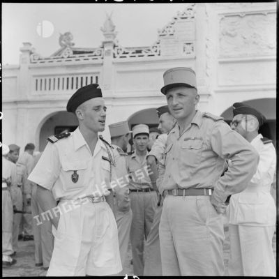 Le capitaine de Mas de Latrie (à droite) participant à la fête de l'Aïd el-Kébir au 8e RSA (régiment de spahis algériens).