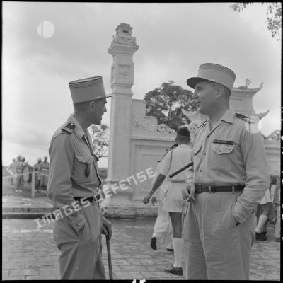 Le colonel d'Aboville (à droite) en conversation avec un colonel le jour de l'Aïd el-Kébir au 8e RSA (régiment de spahis algériens)