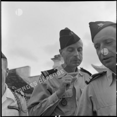 Dégustation du méchoui par le lieutenant-colonel Multrier lors de la fête de l'Aïd el-Kébir au 8e RSA (régiment de spahis algériens).