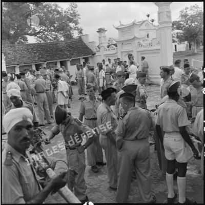 Dégustation du méchoui  au 8e RSA (régiment de spahis algériens) lors de la  fête de l'Aïd el-Kébir.