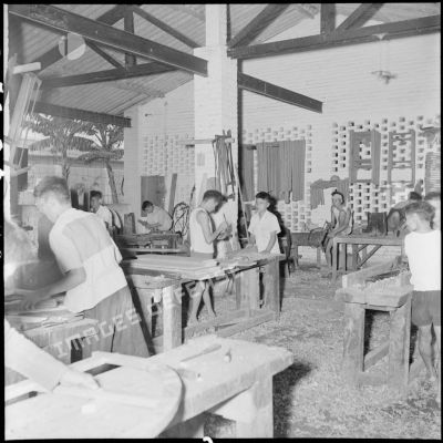 Travail du bois à la section des menuisiers dans un camp de PIM (prisonniers et internés militaires).