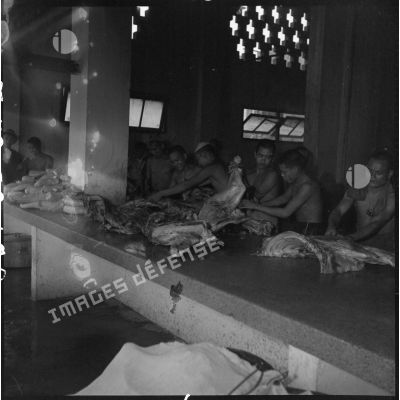 Les bouchers au travail dans un camp de PIM (prisonniers et internés militaires).