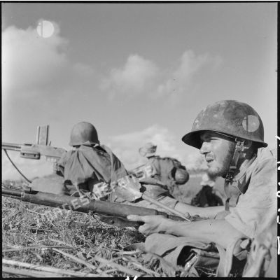 Groupe de soldats avec fusil Mas 36 et fusil-mitrailleur (FM M-24/29) en batterie sur le rebord d'une diguette au cours de l'opération Claude.