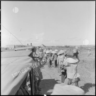 Transport de matériel par des porteurs indochinois au cours de l'opération Claude.