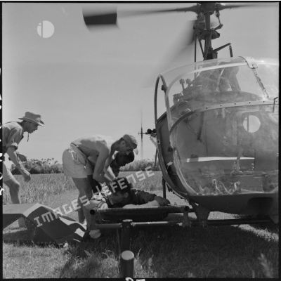 Evacuation de blessés par hélicoptère Hiller lors de l'opération Claude dans le secteur de Tien Lang.