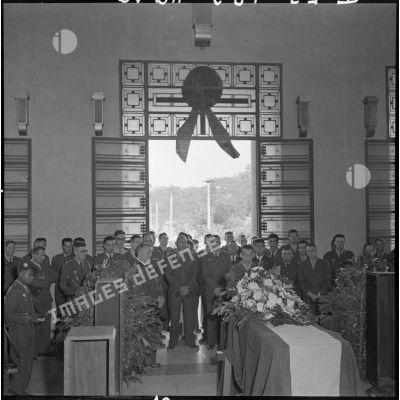 Office religieux célébré dans la chapelle de l'hôpital Lanessan lors des obsèques du médecin-capitaine Jean Raymond, en présence de différentes unités des TAPN (Troupes aéroportées parachutistes du Nord).