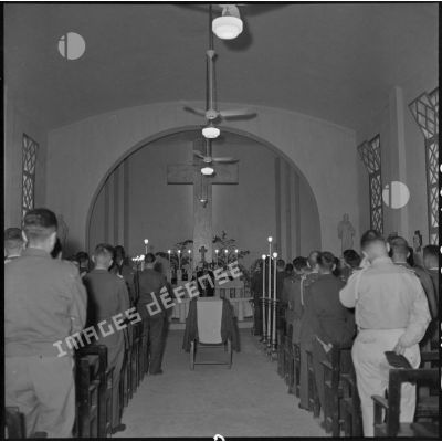 Office religieux lors des obsèques du médecin-capitaine Jean Raymond, célébré dans la chapelle de l'hôpital Lanessan.