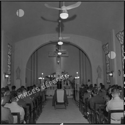 Office religieux lors des obsèques du médecin-capitaine Jean Raymond, célébré dans la chapelle de l'hôpital Lanessan.