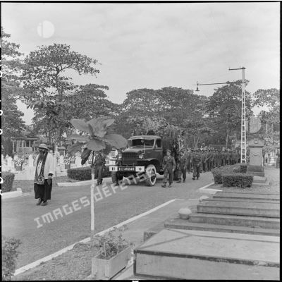 Convoi funéraire arrivant au cimetière militaire d'Hanoï lors des obsèques du médecin-capitaine Jean Raymond.